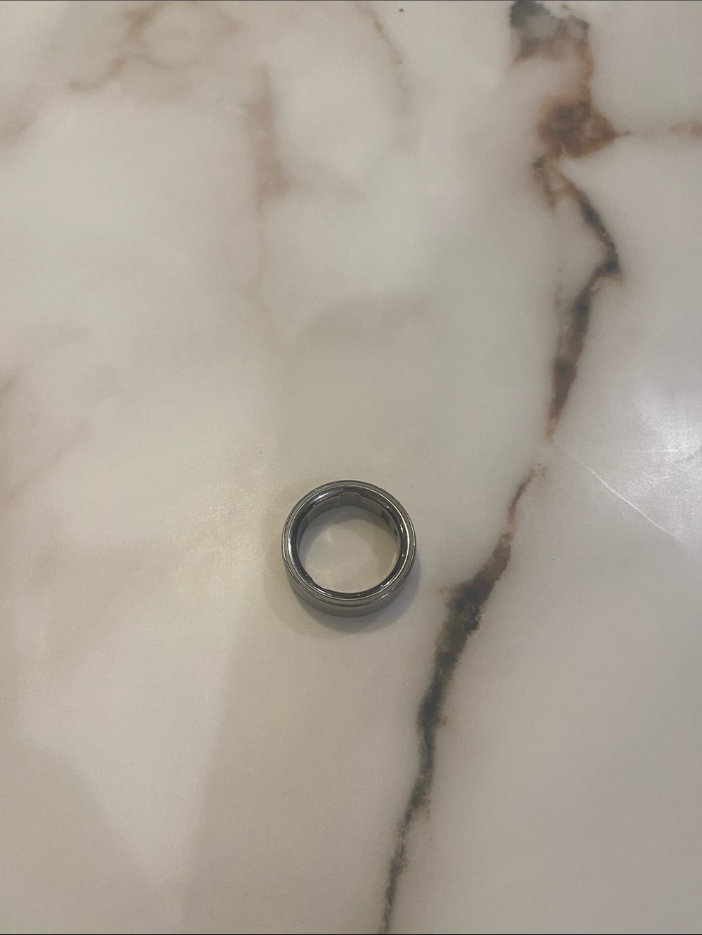Oura Ring 4 with charger size 8 polished silver - Picture 2 of 6